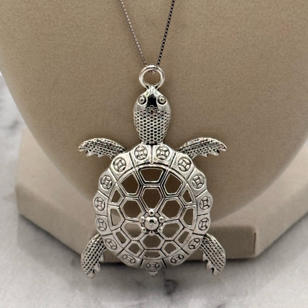 NWOT Sea Turtle Pendant. Silver Necklace 925 (Only) Delicate 20 Inch Chain